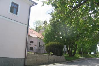 jihozápadní nároží, v pozadí kostel Nejsvětější Trojice (© Jaroslav Špiroch 05/2020)