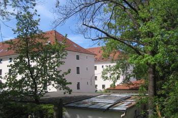 pohled od severovýchodu - nároží východního a západního křídla, uprostřed nádvoří (© Jaroslav Špiroch 05/2020)
