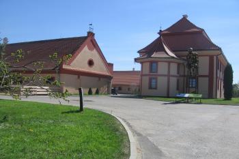Pohled na zámek s hospodářským dvorem od severu (© Jaroslav Špiroch 05/2020)