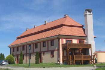 Pohled na zámek (residenci) od jihozápadu (© Jaroslav Špiroch 05/2020)