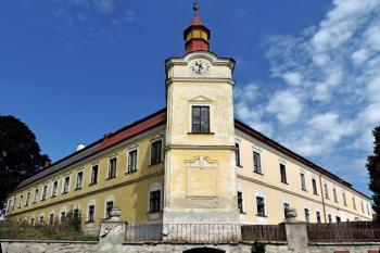 celkový pohled na zámek s nárožní věžicí od rybníku (© Jan P. Štěpánek 08/2014)