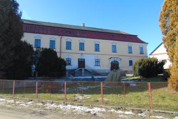 Čelní vých. průčelí (© Dušan Dohňanský  02/2023)