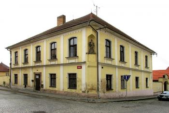 Budova děkanství ve Velvarech (© Pavel Vítek 04/2014)