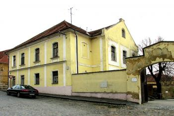 Budova děkanství ve Velvarech (© Pavel Vítek 04/2014)