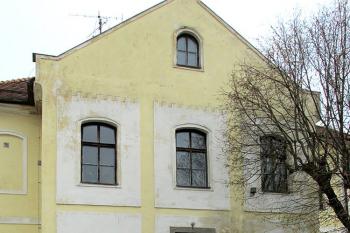 Budova děkanství ve Velvarech (© Pavel Vítek 04/2014)