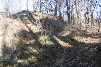 Čelo hrádku s mohutným příkopem od jihovýchodu (© Jaroslav Špiroch 04/2020)