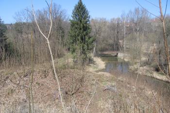 Krátký val na západní vnější straně, pod ním malý opyš, klesající k soutoku (© Jaroslav Špiroch 04/2020)