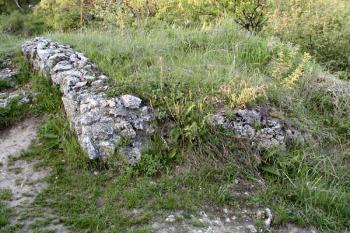 zbytky křídla při východní hradbě ( © Pavel Zany Komárek 8/5/2004)