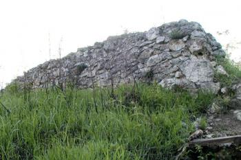 vnější líc jihovýchodní hradby ( © Pavel Zany Komárek 8/5/2004)