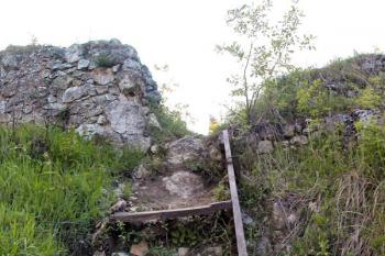 jihovýchodní hradba s bránou ( © Pavel Zany Komárek 8/5/2004)
