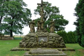 sousoší Kalvárie empírová skupina skulptur z roku 1848, práce místního kameníka L. Ch. Wankeho (© František Kinař, 08/2014)