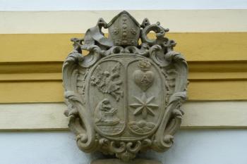 znak augustiniánů nad vchodem (© František Kinař, 08/2014)