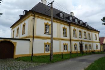 Farní budova (© František Kinař, 08/2014)