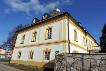 jižní průčelí fary ( © Jan P. Štěpánek 03/2015)