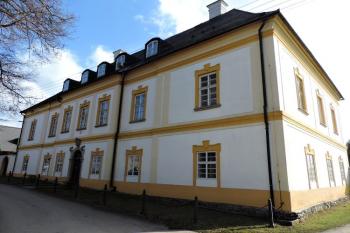 vstupní západní průčelí fary od jihozápadu ( © Jan P. Štěpánek 03/2015)