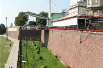 Kurtina se zahrádkou mezi bastionem Szaniawskich a Potockich (královský bastion) ( © Petr Turyna 07/2004)