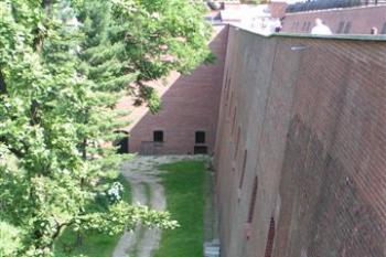 Kurtina mezi bastionem Morsztynů a bastionem Lubomirskich ( © Petr Turyna 07/2004)