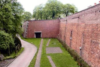 kurtina mezi Jagellonskou bránou a bastionem sv. Barbory (Lubomirskich) v pozadí ( © Pavel Zany Komárek 7/5/2004)