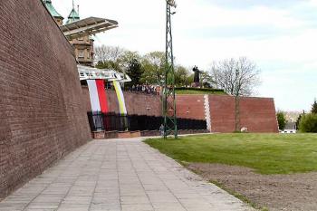 kurtina mezi bastionem sv. Jakuba (Královský, Potockich) vlevo a bastionem sv. Trojice (Szaniawskich) ( © Pavel Zany Komárek 7/5/2004)