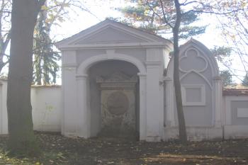 kaplička v ohradní zdi kolem kostela (© Jaroslav Špiroch 11/2020)
