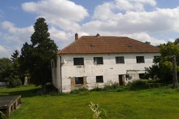 Bývalá zámecká budova (© Ivo Rozehnal, 09/2014)