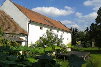 Pohled na sýpku z areálu bývalého zámečku (© Ivo Rozehnal, 09/2014)