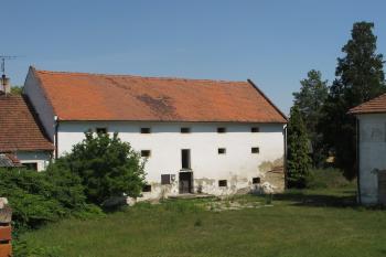 sýpka, nacházející se severně od zámku (© D Dohňanský, 07/2018)