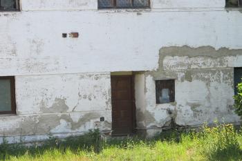 jediný vchod na západní straně zámku (© D Dohňanský, 07/2018)