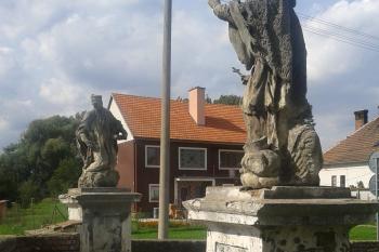 Sochy světců na levém břehu Brodečky (© Ivo Rozehnal, 09/2014)