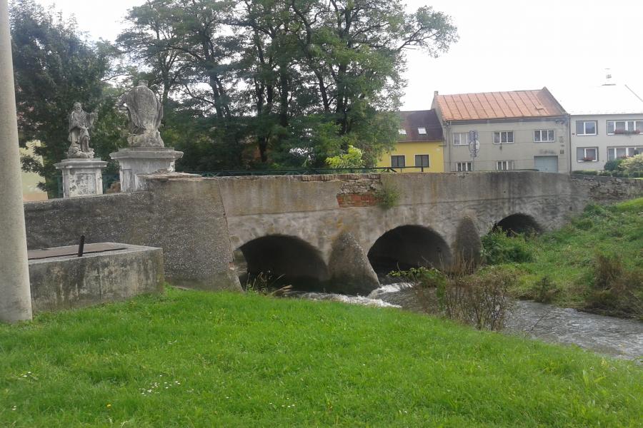 kamenný most se sochami světců