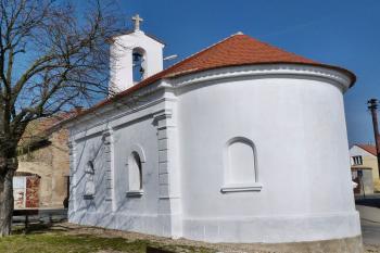 Kaple sv. Linharta, na návsi ( © František Kinař 05/2017)