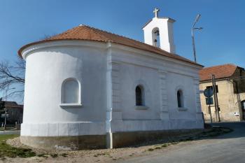 Kaple sv. Linharta, na návsi ( © František Kinař 05/2017)
