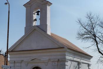 Kaple sv. Linharta, na návsi ( © František Kinař 05/2017)