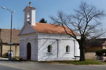 Kaple sv. Linharta, na návsi ( © František Kinař 05/2017)