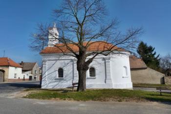 Kaple sv. Linharta, na návsi ( © František Kinař 05/2017)