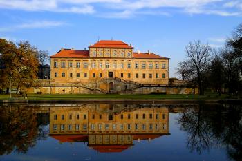 Duchcovský zámek ze zámecké zahrady (© petr mergl, 10/2010)