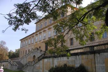 zahradní průčelí (© Alena Volná, 9/2004)
