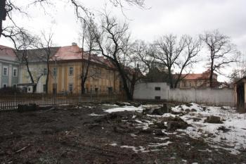 Úřednické budovy a zámek od východu ( © Ivan Grisa 01/2011)