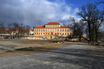 Duchcovský zámek ze zámecké zahrady (© petr mergl, 03/2011)