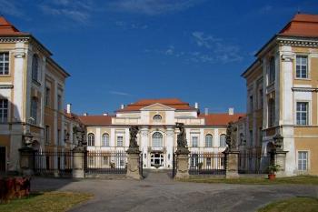 čestný dvůr s bránou (© Petr Pospíšil, 07/2013)