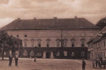 zámek z náměstí na historické pohlednici z r. 1906 (© kol.: Zámek v Mimoni. Zbytečně zbořená památka, Město Mimoň, 2013)
