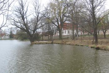pohled z tvrziště na kostel sv.Martina, vpopředí západní násep (© Jaroslav Špiroch, 05/2018)