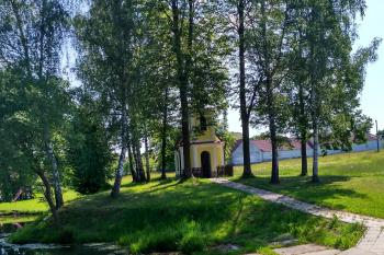 pohled na tvrziště s kapličkou od západu (© Jaroslav Špiroch, 07/2017)