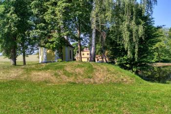 pohled na tvrziště od severovýchodu (© Jaroslav Špiroch, 07/2017)