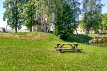 pohled na tvrziště z příkopu (šířka 11-14m) od východu (© Jaroslav Špiroch, 07/2017)