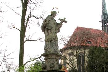 Socha sv. Jana Nepomuckého ve Velvarech (© Pavel Vítek 04/2014)
