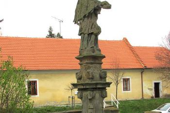 Socha sv. Jana Nepomuckého ve Velvarech (© Pavel Vítek 04/2014)