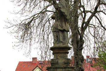 Socha sv. Jana Nepomuckého ve Velvarech (© Pavel Vítek 04/2014)