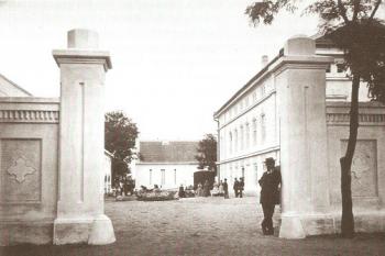 Červený dvůr - pohled od východu branou na nádvoří. (Johann Gustav Richter, 1870.)