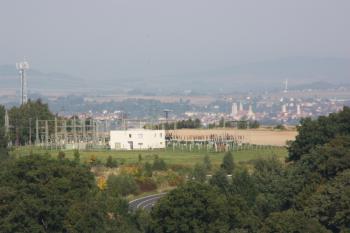 Pohled z velké věže: trafostanice Hrádek nad Nisou a žitavské věže  ( © Ivan Grisa 09/2010)
